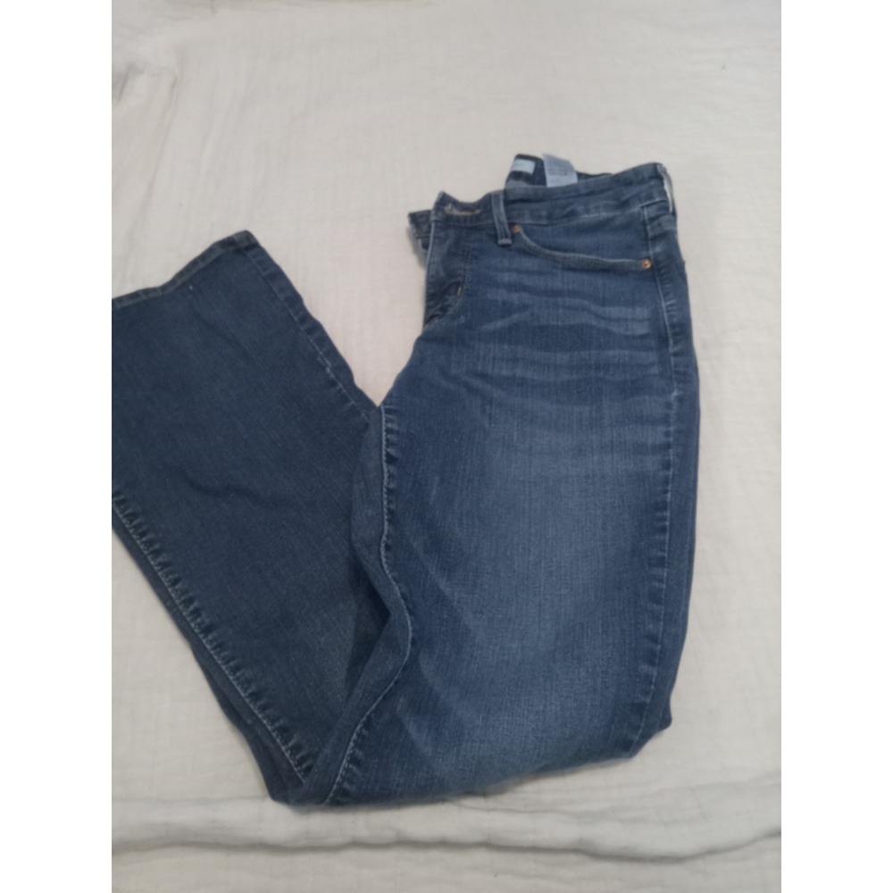 Levi's Signature Women's Mid Rise Bootcut Jeans Medium Wash Size W29 L30